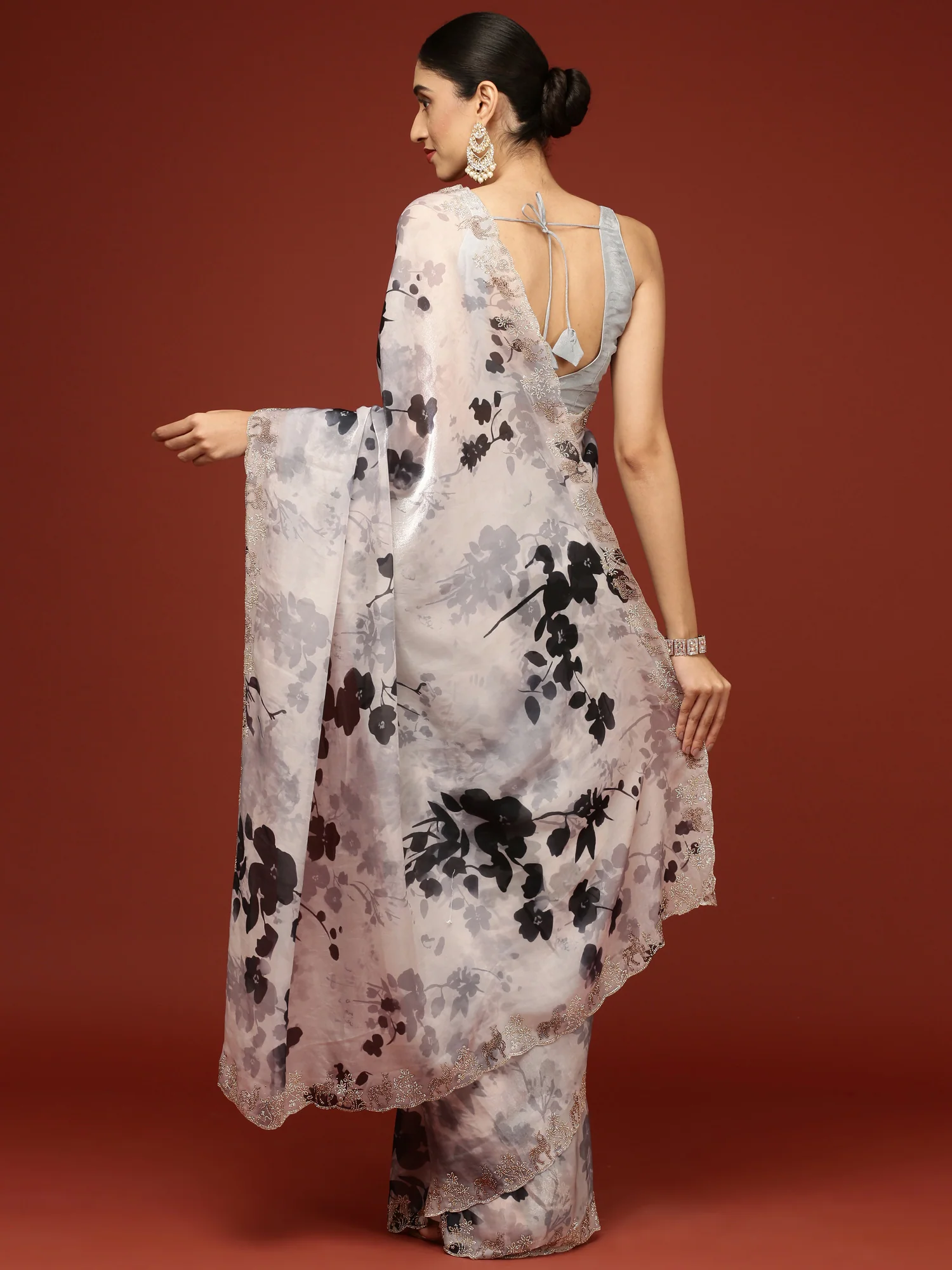 Black And White Crepe Weaved Saree - Image 2