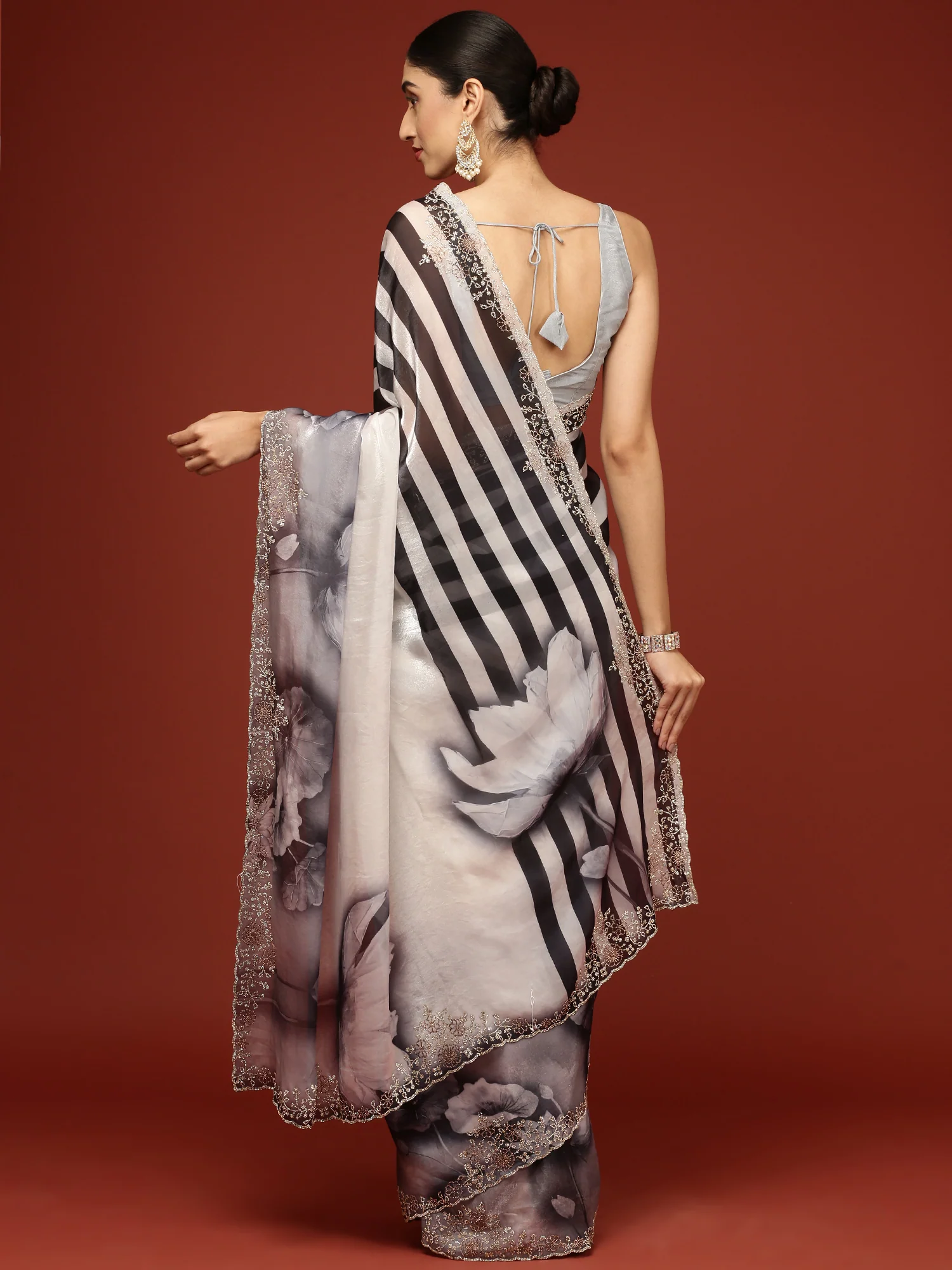 Black And White Crepe Weaved Saree - Image 2