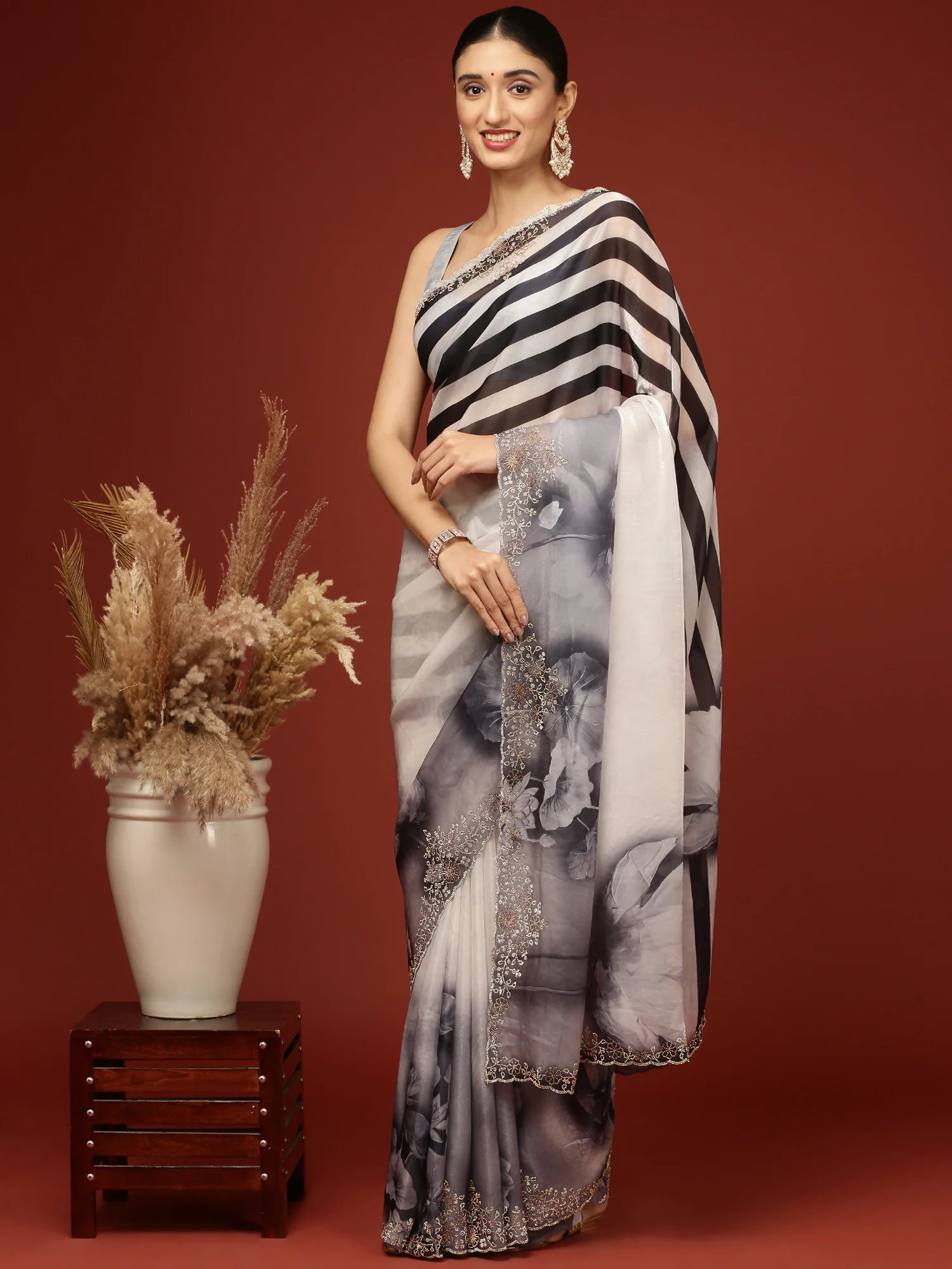 Black And White Crepe Weaved Saree - Image 4