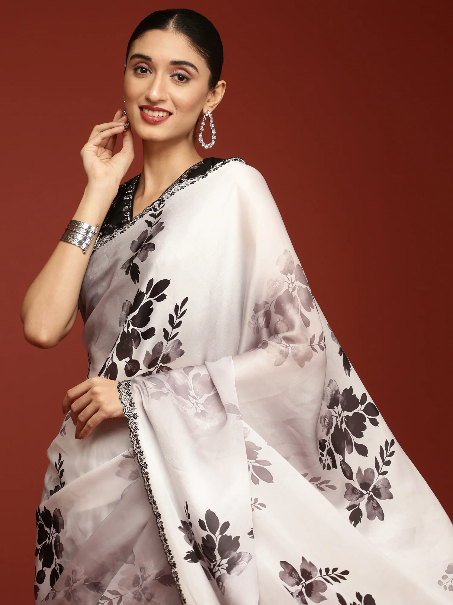 Black And White Crepe Weaved Saree With Readymade Blouse - Image 3