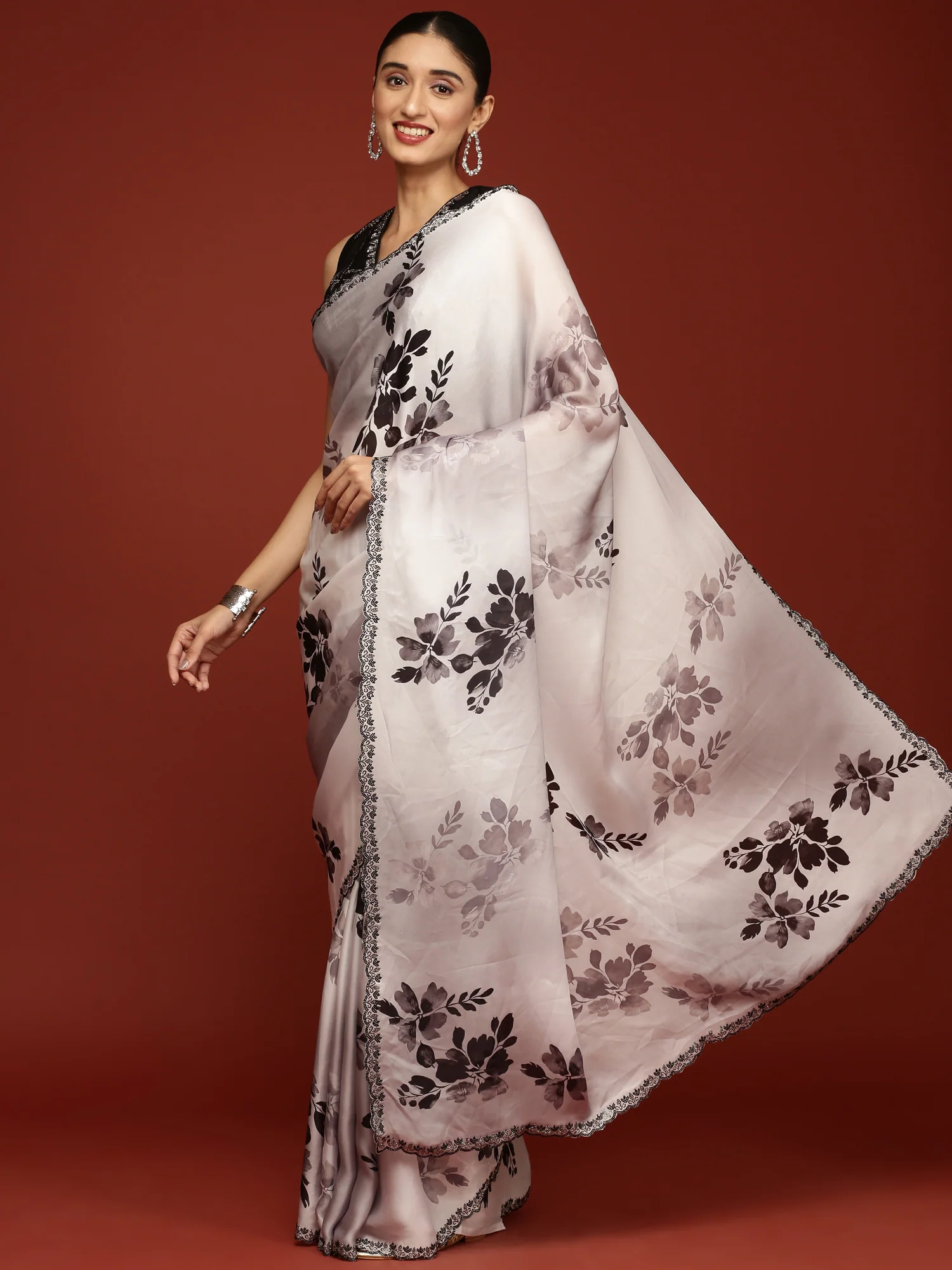 Black And White Crepe Weaved Saree With Readymade Blouse - Image 4