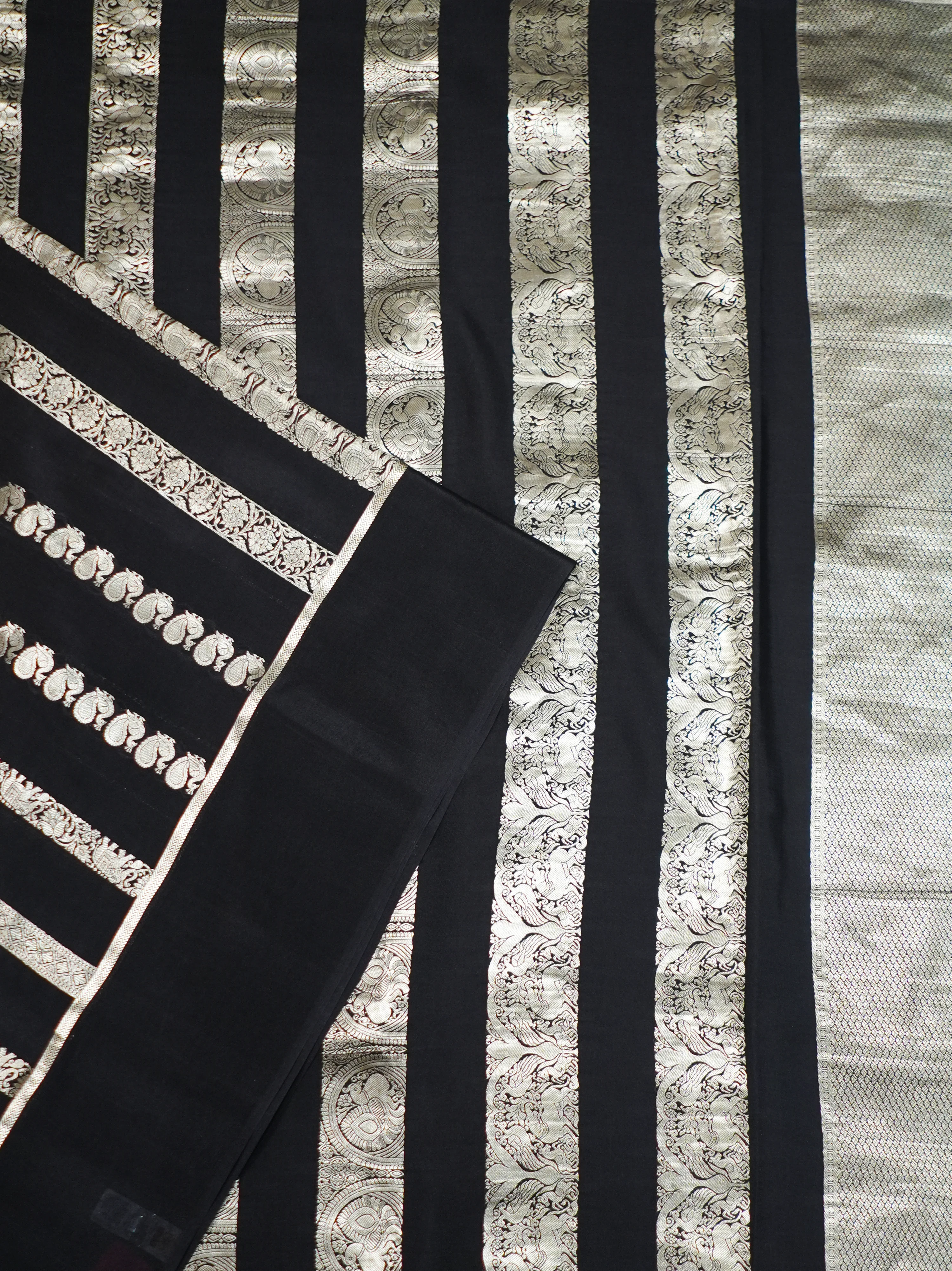 Black Banaras Silk Zari And Handwoven Saree - Image 3