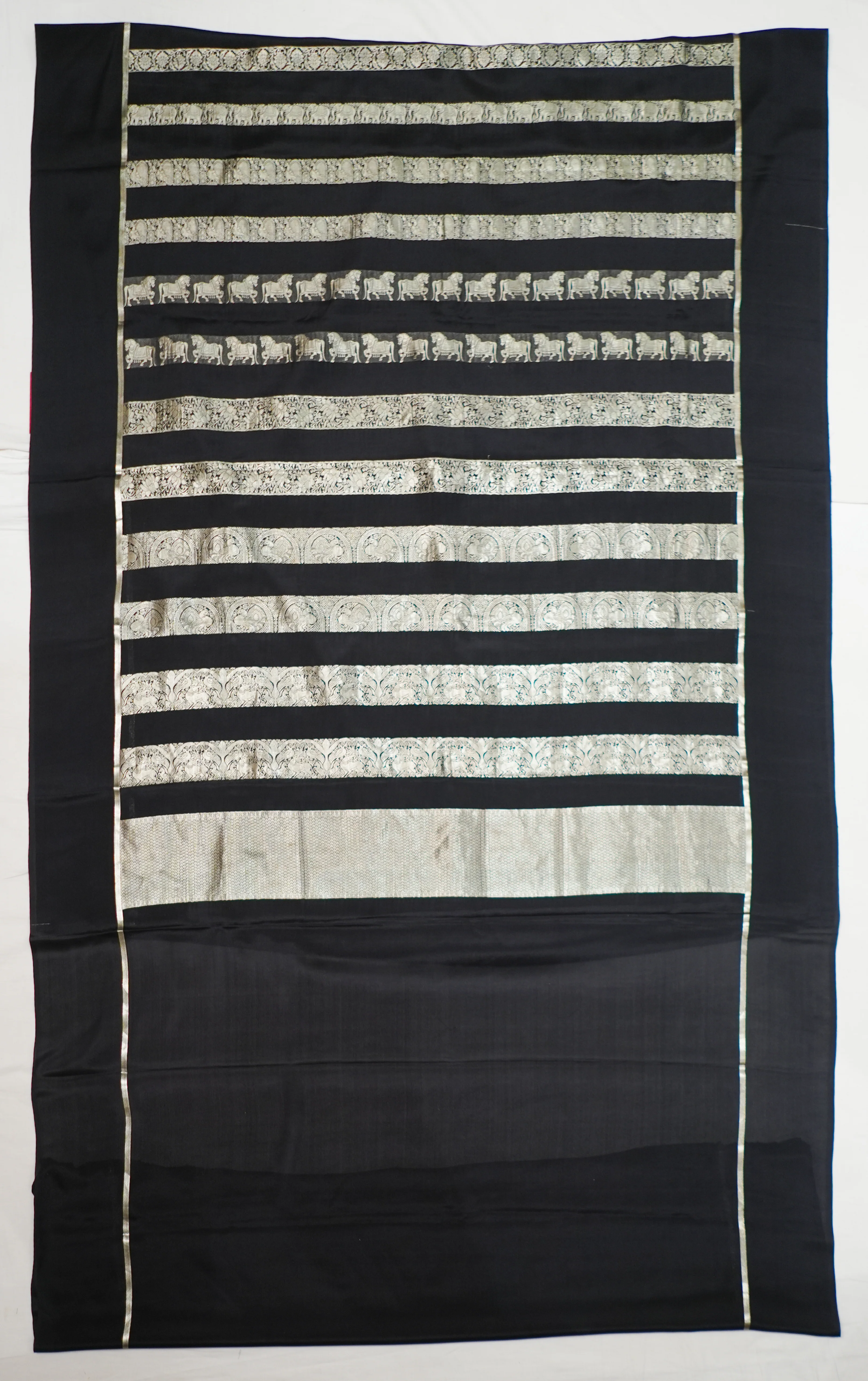 Black Banaras Silk Zari And Handwoven Saree - Image 4