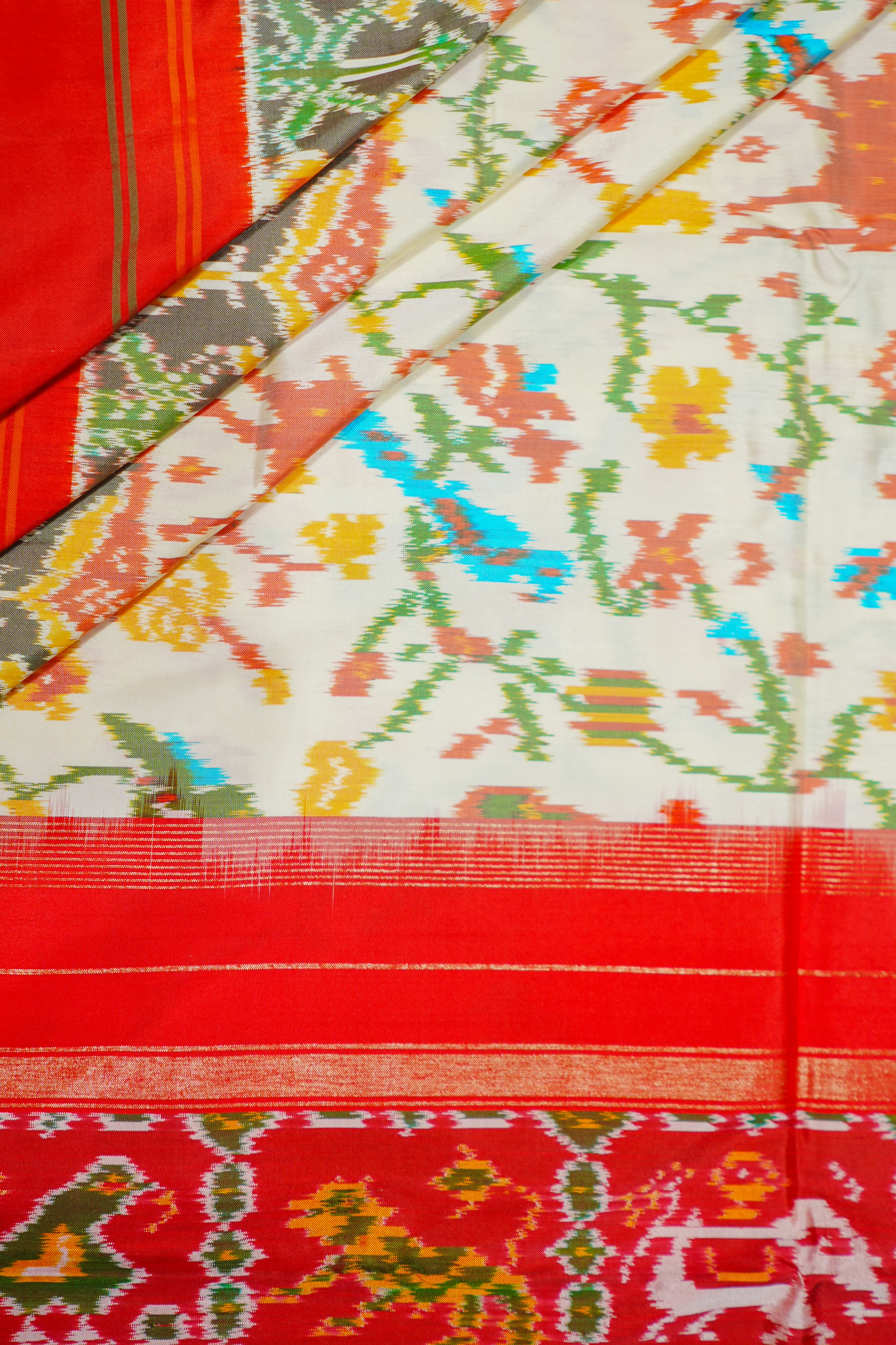 Cream Patola Handloom Saree With Multicolor Border - Image 5