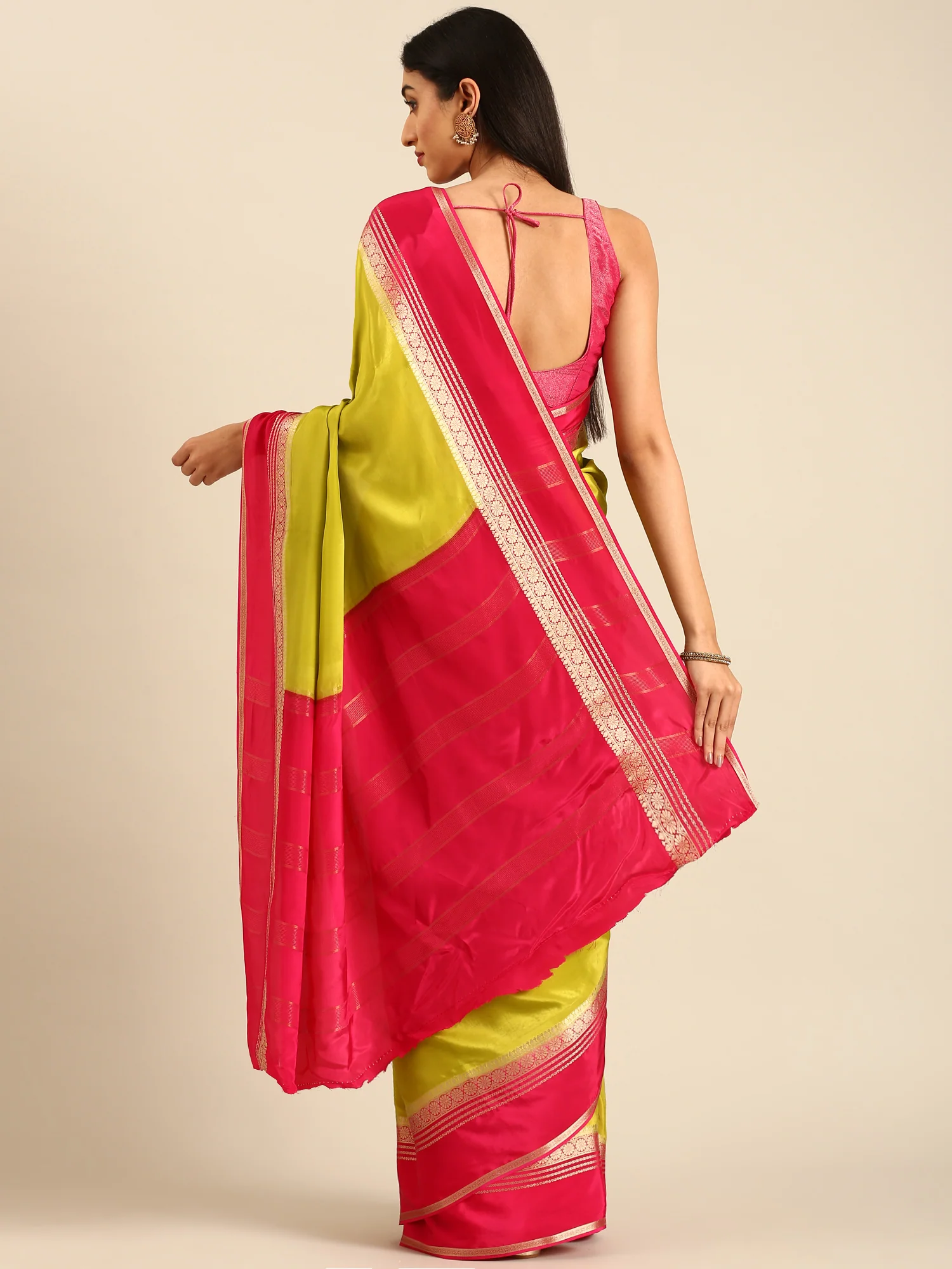 Green Mysore Crepe Silk Saree Plain Contrast Border And Pallu - Image 2