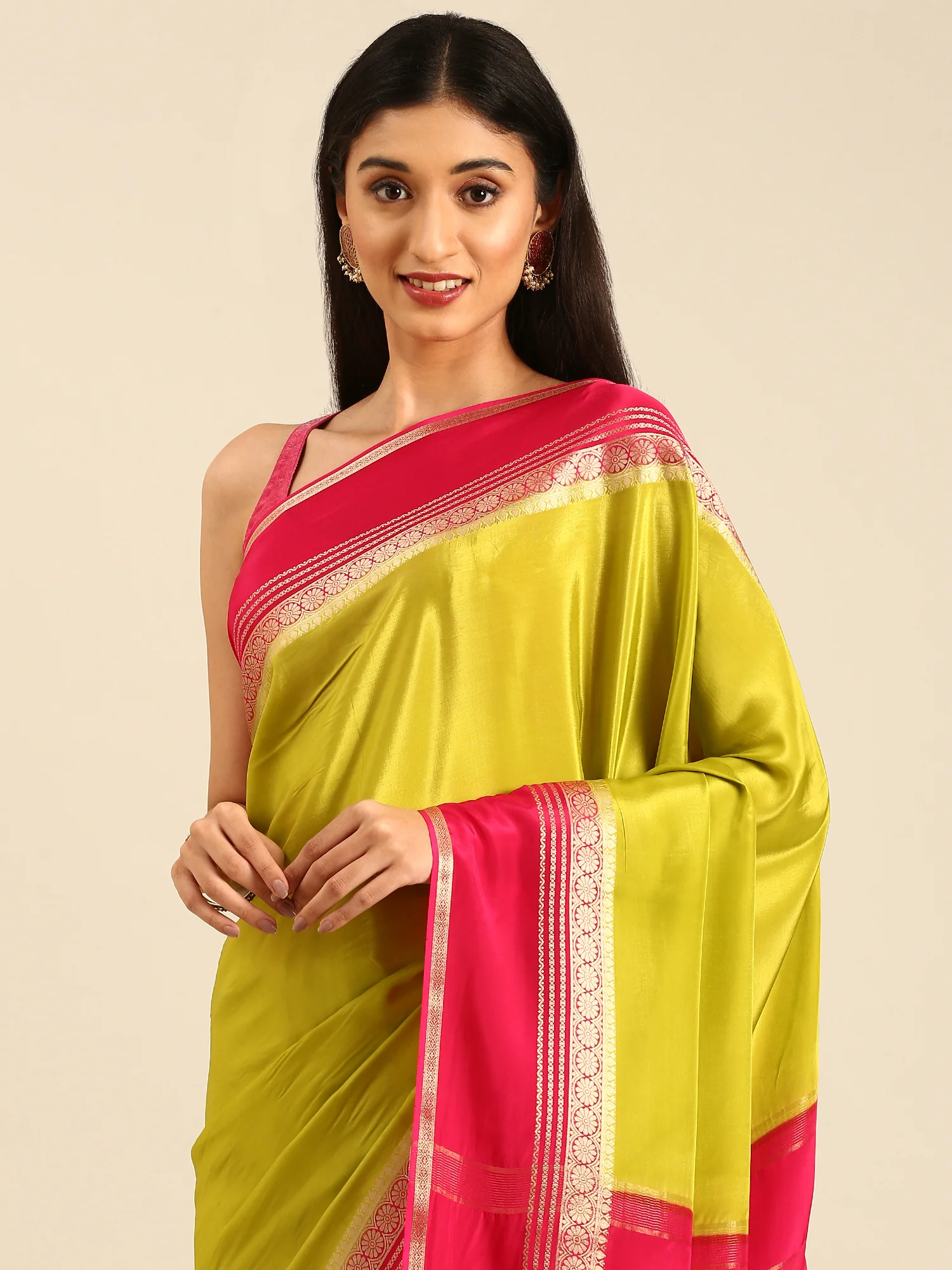 Green Mysore Crepe Silk Saree Plain Contrast Border And Pallu - Image 3