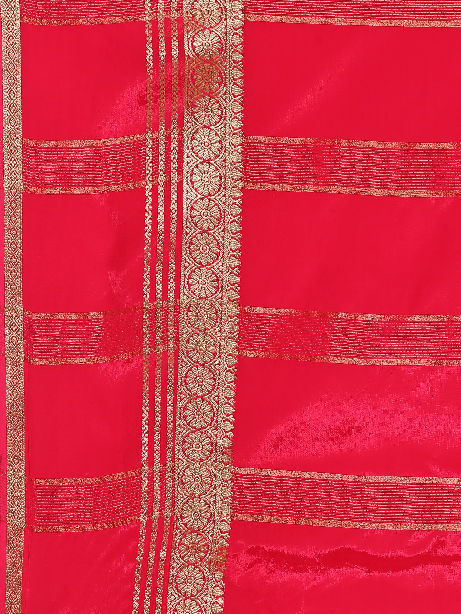 Green Mysore Crepe Silk Saree Plain Contrast Border And Pallu - Image 5