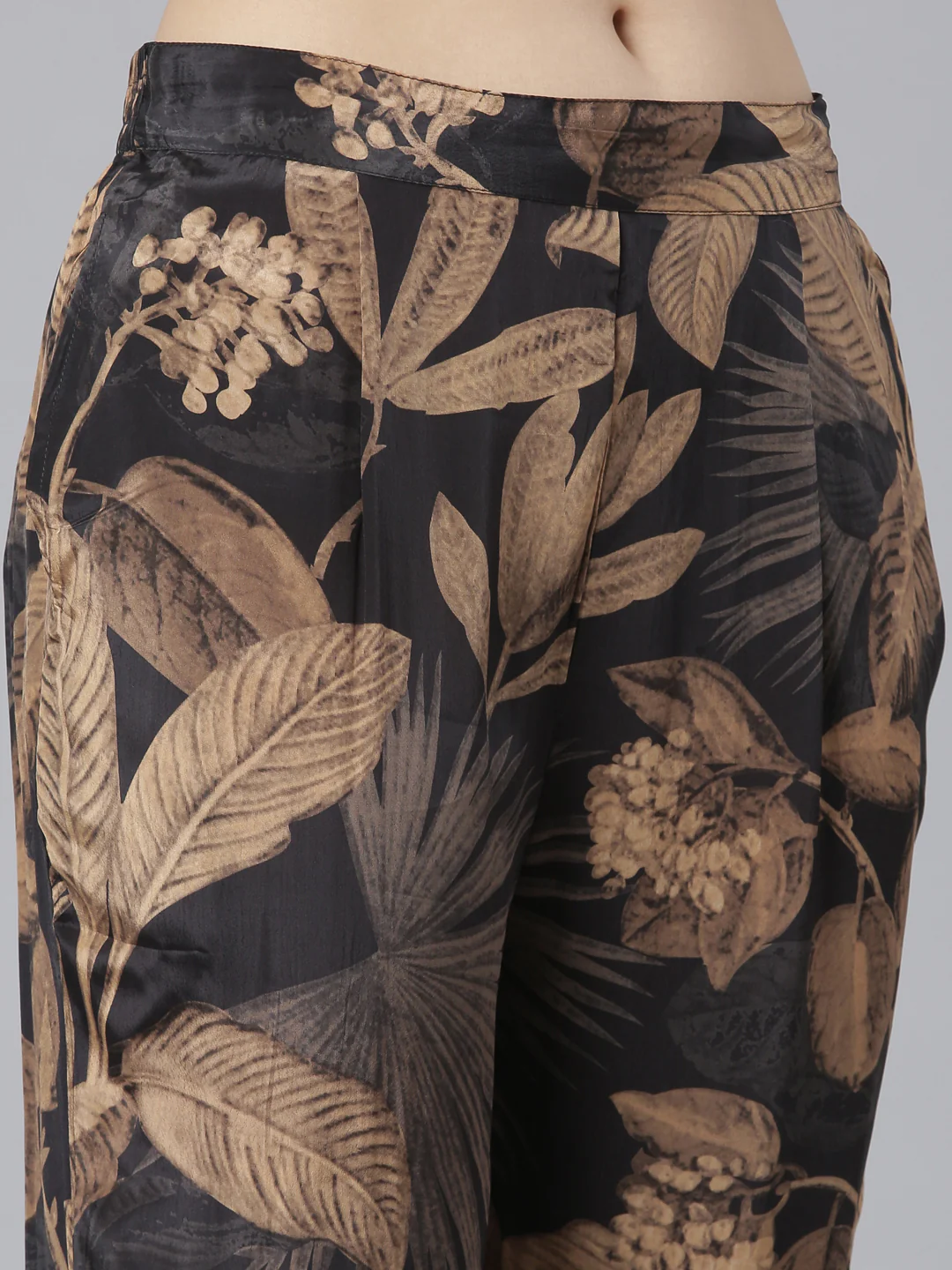 Neerus Black Regular Straight Abstract Top And Trousers - Image 7