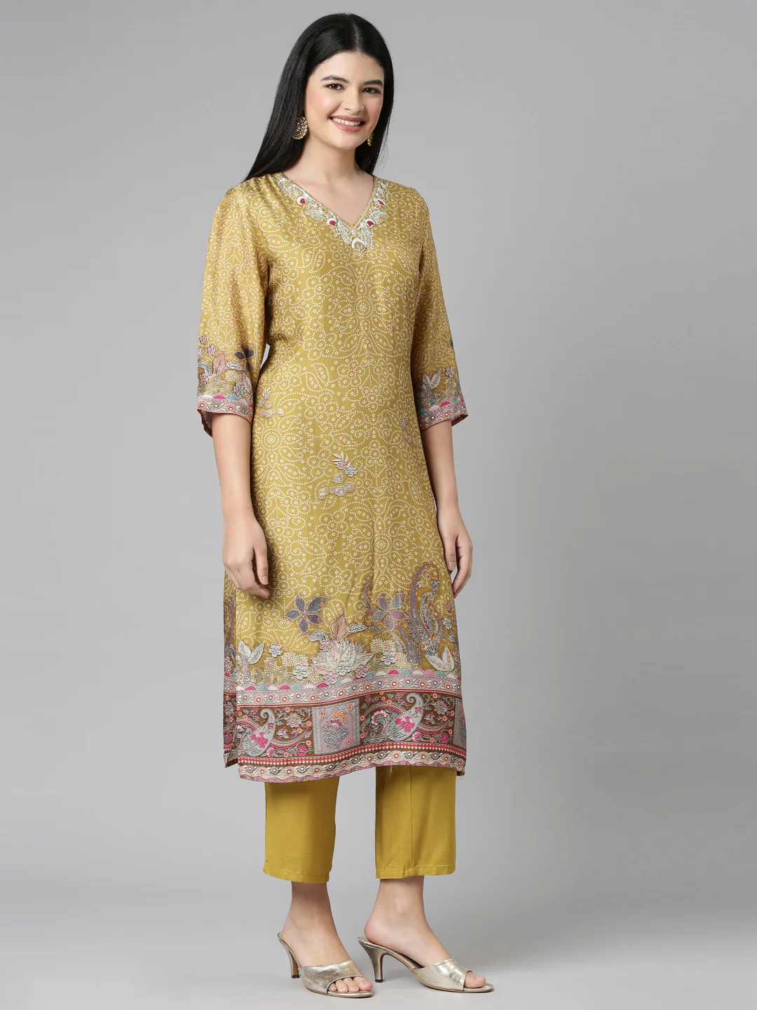 Neerus Green Casual Bandhani Straight Kurta and Trousers With Dupatta - Image 3