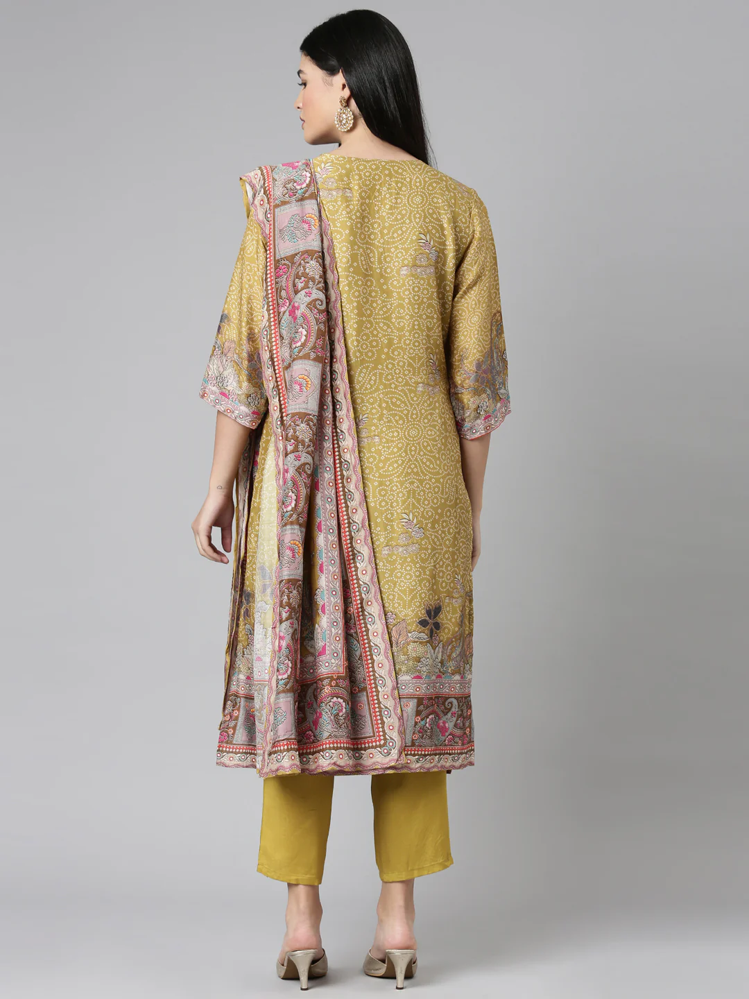 Neerus Green Casual Bandhani Straight Kurta and Trousers With Dupatta - Image 4
