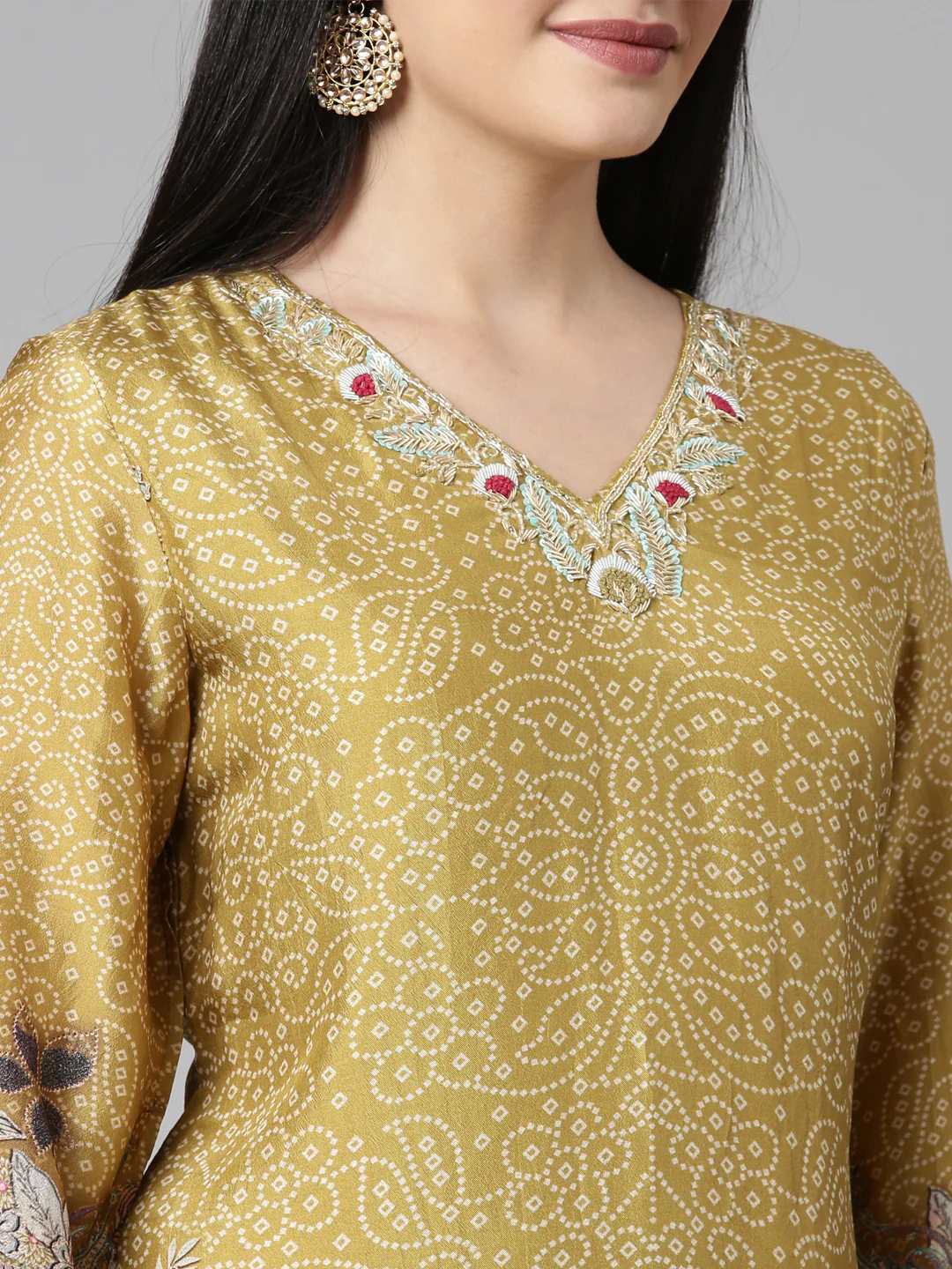 Neerus Green Casual Bandhani Straight Kurta and Trousers With Dupatta - Image 5