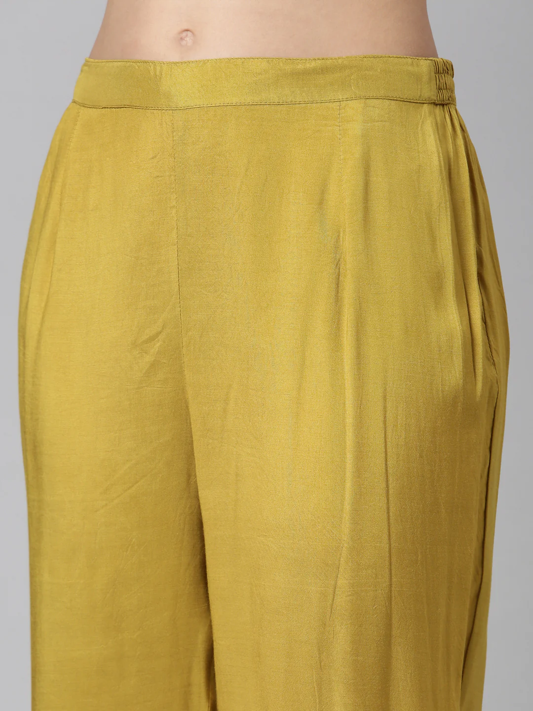 Neerus Green Casual Bandhani Straight Kurta and Trousers With Dupatta - Image 7