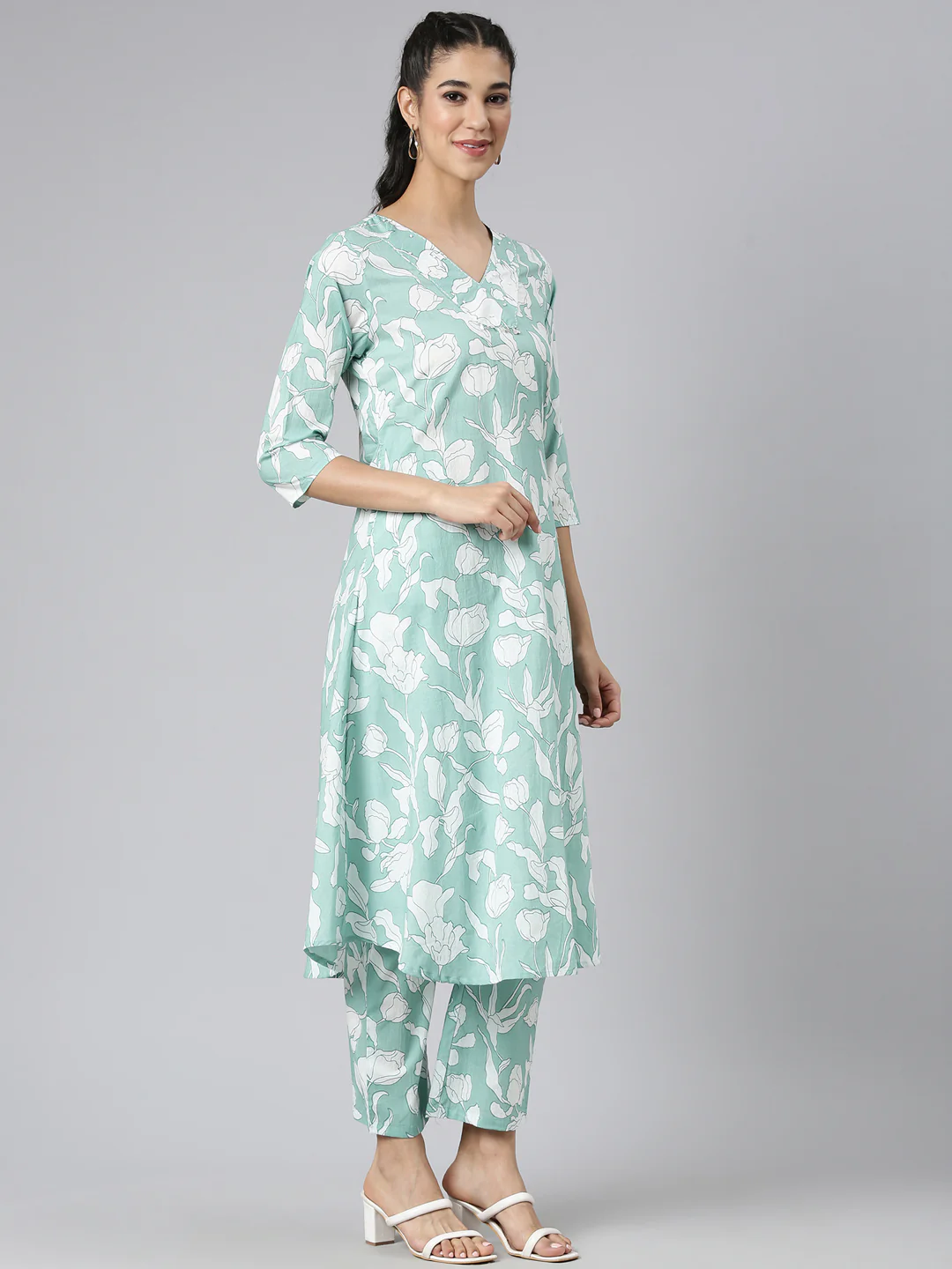 Neerus Green Casual Printed Curved Kurta and Trousers - Image 2