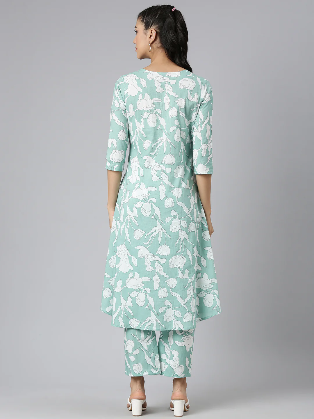 Neerus Green Casual Printed Curved Kurta and Trousers - Image 3