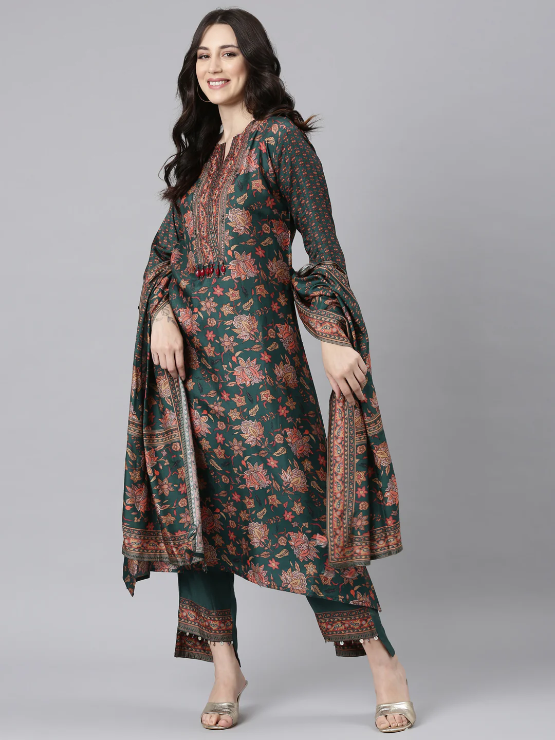 Neerus Green Panelled Straight Kurta and Trousers With Dupatta - Image 5