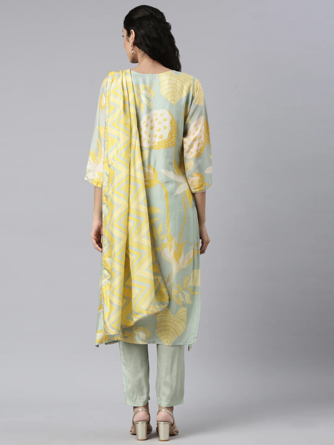 Neerus Green Panelled Straight Kurta and Trousers With Dupatta - Image 3