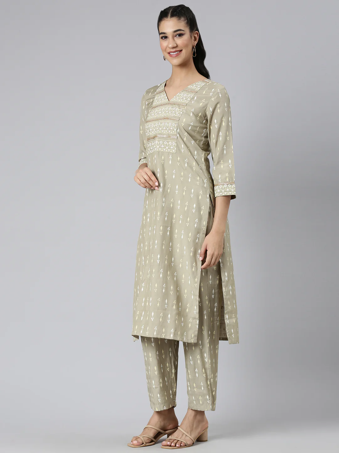 Neerus Green Printed Straight Kurta and Trousers - Image 2