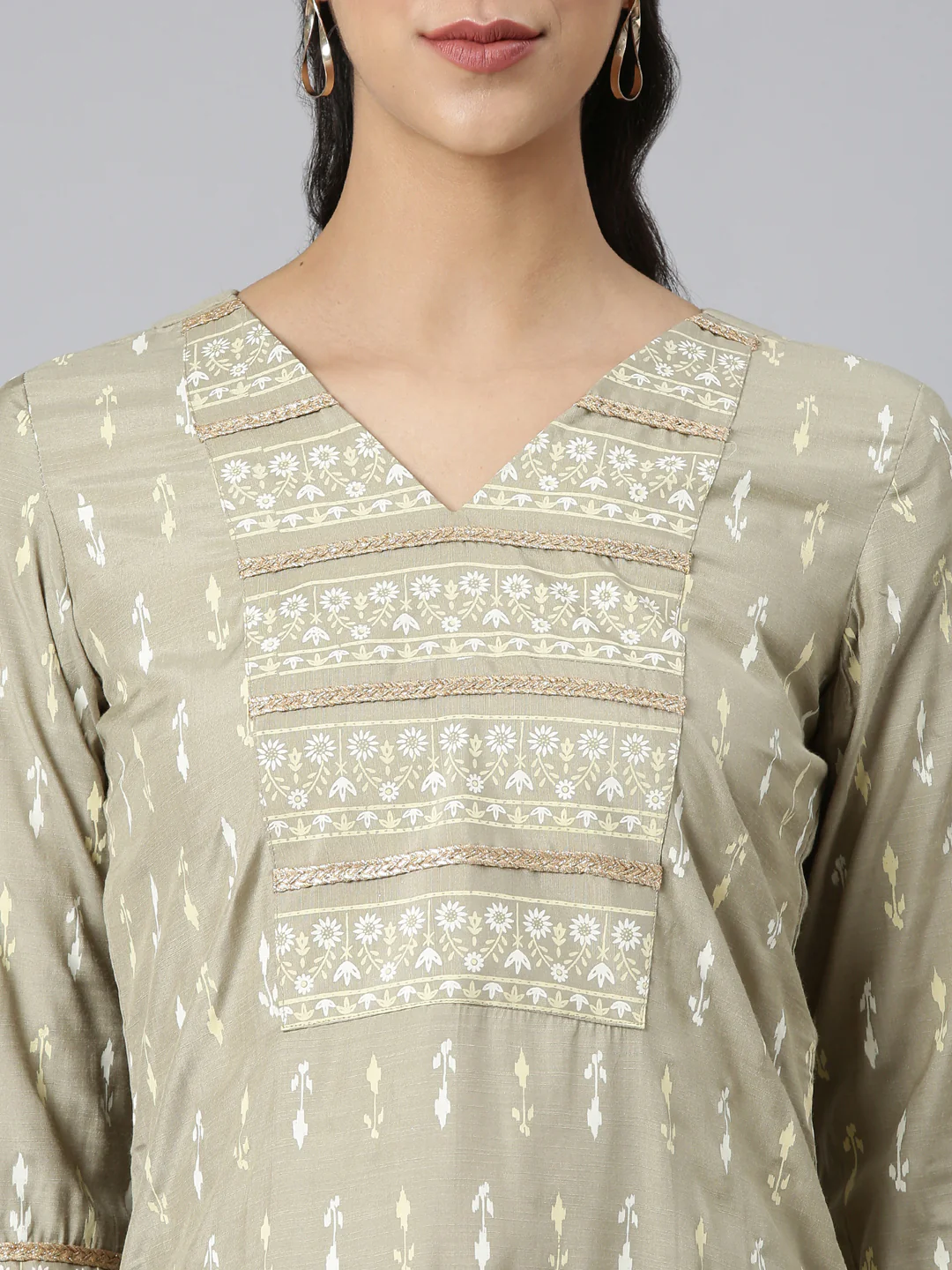 Neerus Green Printed Straight Kurta and Trousers - Image 4