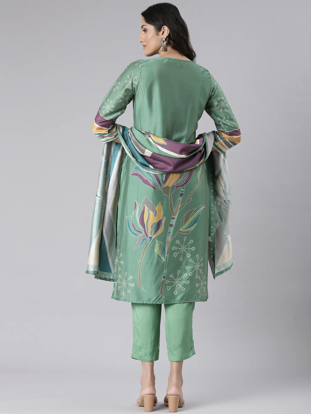 Neerus Green Printed Straight Kurta and Trousers With Dupatta - Image 3