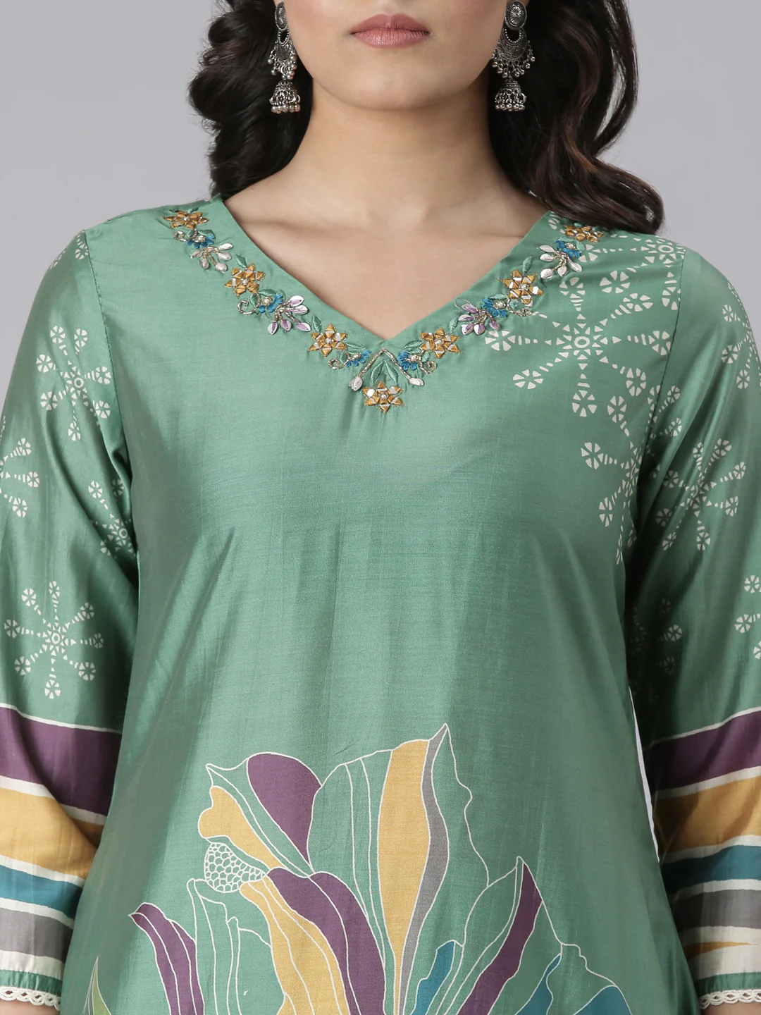 Neerus Green Printed Straight Kurta and Trousers With Dupatta - Image 4