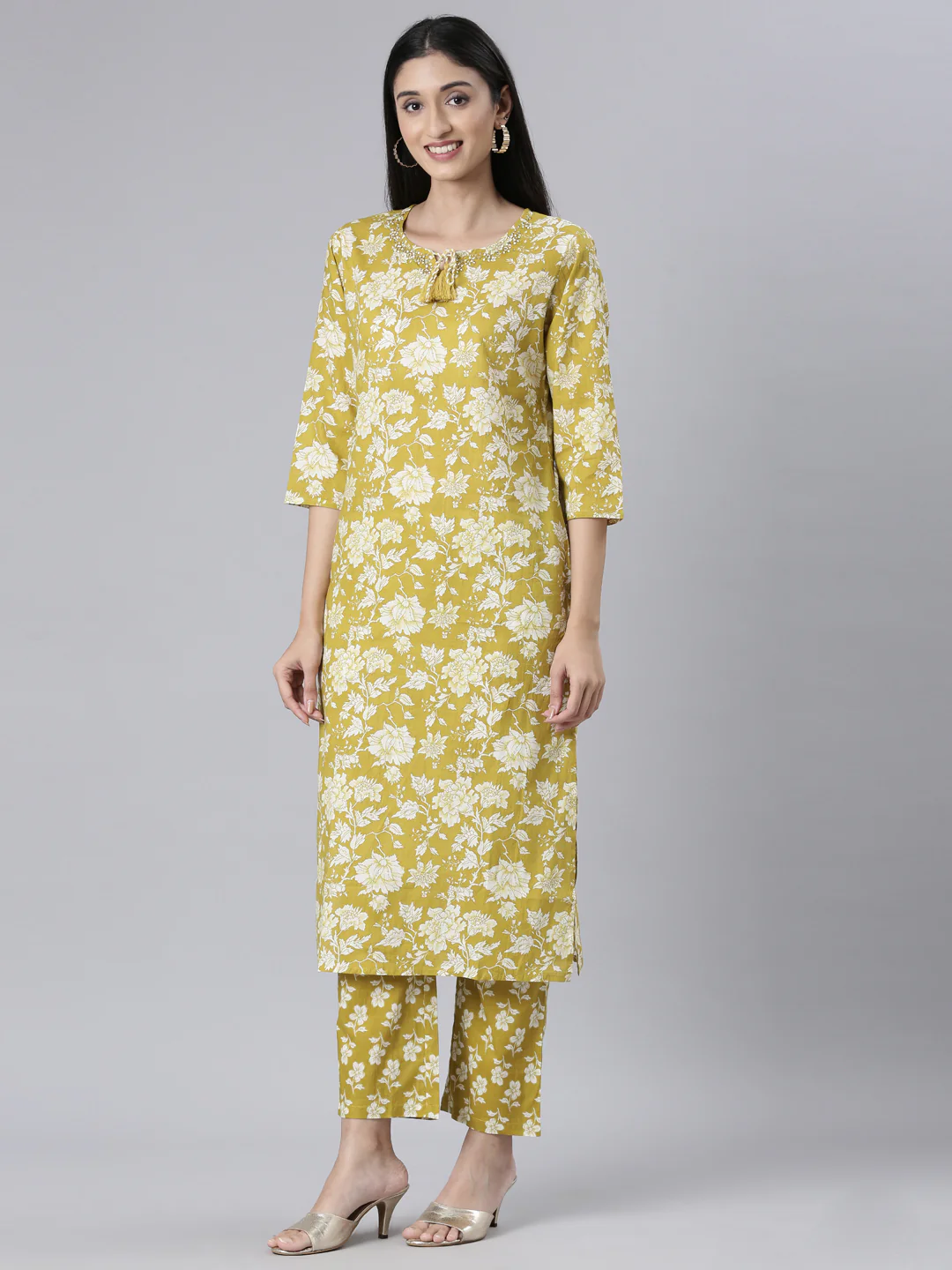 Neerus Green Printed Straight Kurta and Trousers With Dupatta - Image 2
