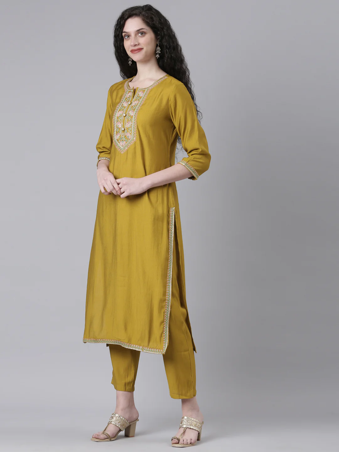 Neerus Green Printed Straight Kurta and Trousers With Dupatta - Image 2