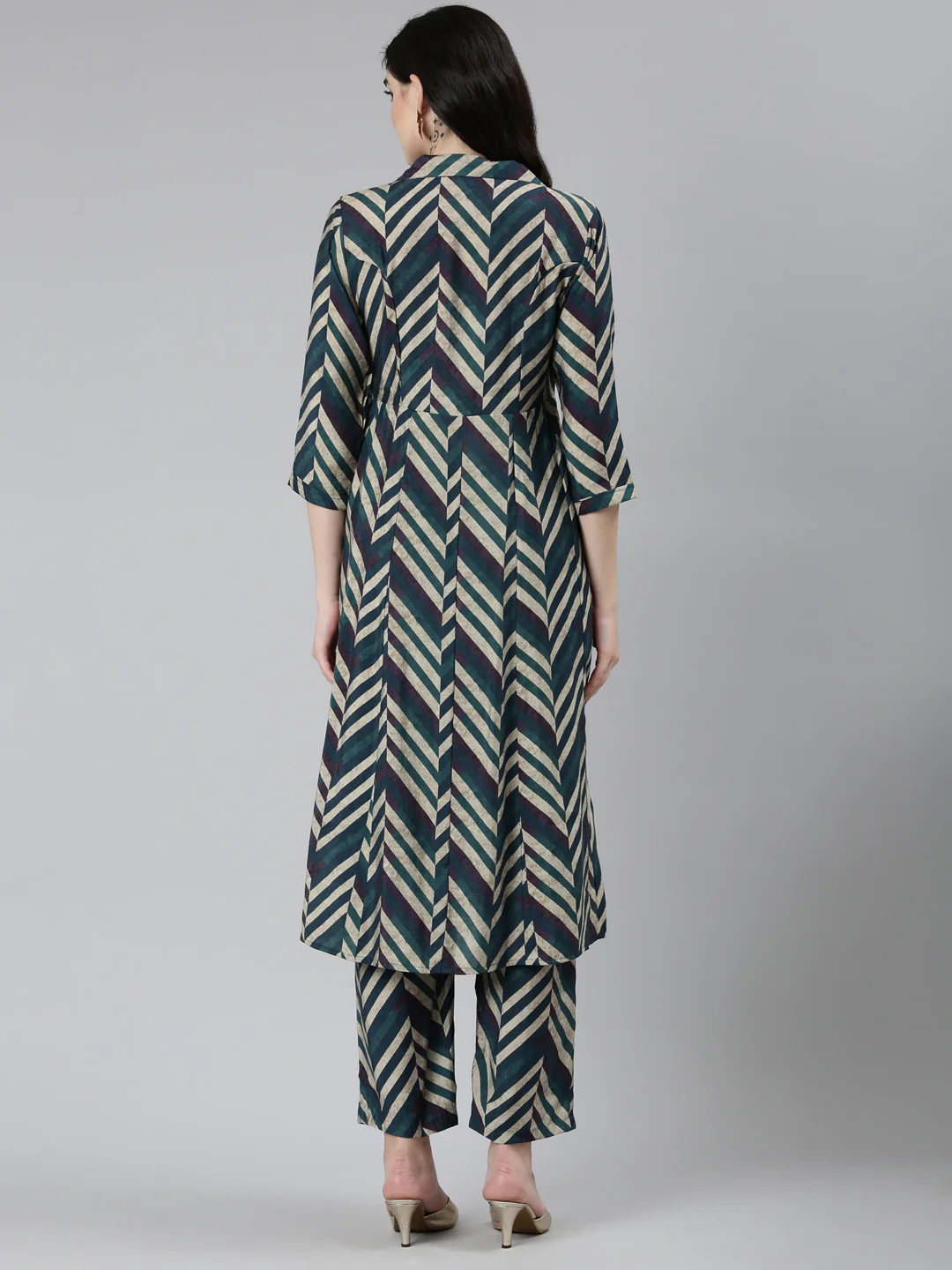 Neerus Green Regular Straight Chevron Kurta Sets And Trousers - Image 3