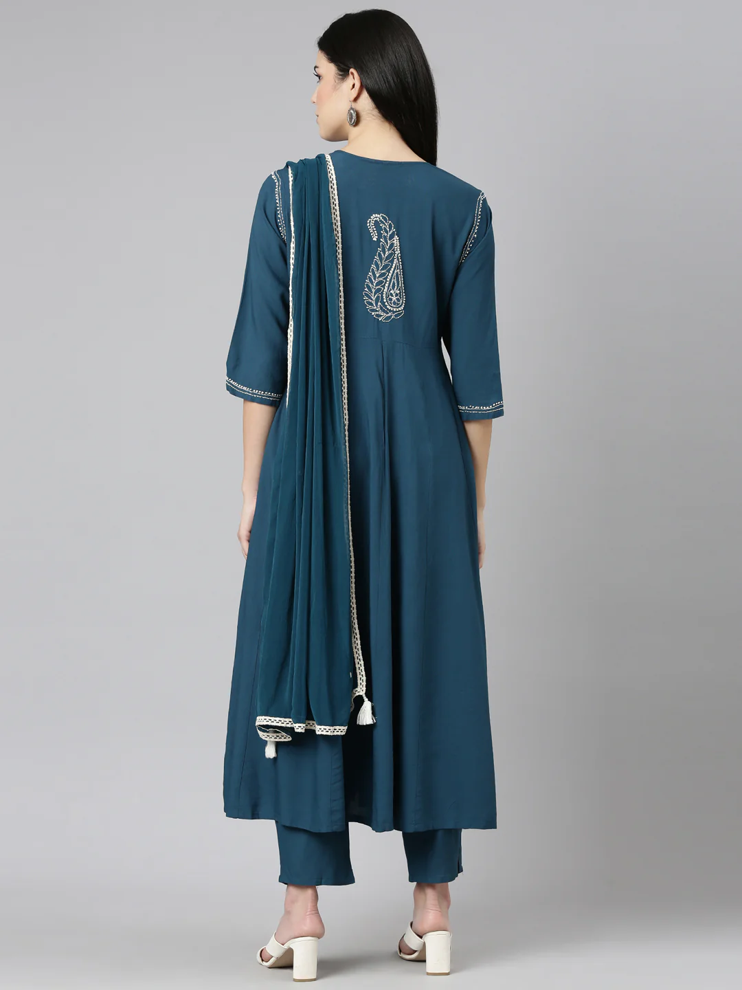 Neerus Green Regular Straight Embroidered Kurta And Trousers With Dupatta - Image 3