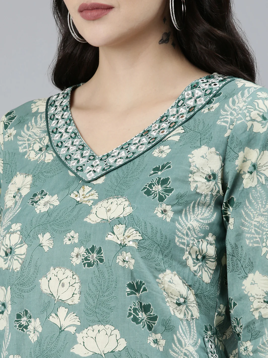 Neerus Green Regular Straight Floral Kurta Sets And Salwar With Dupatta - Image 4