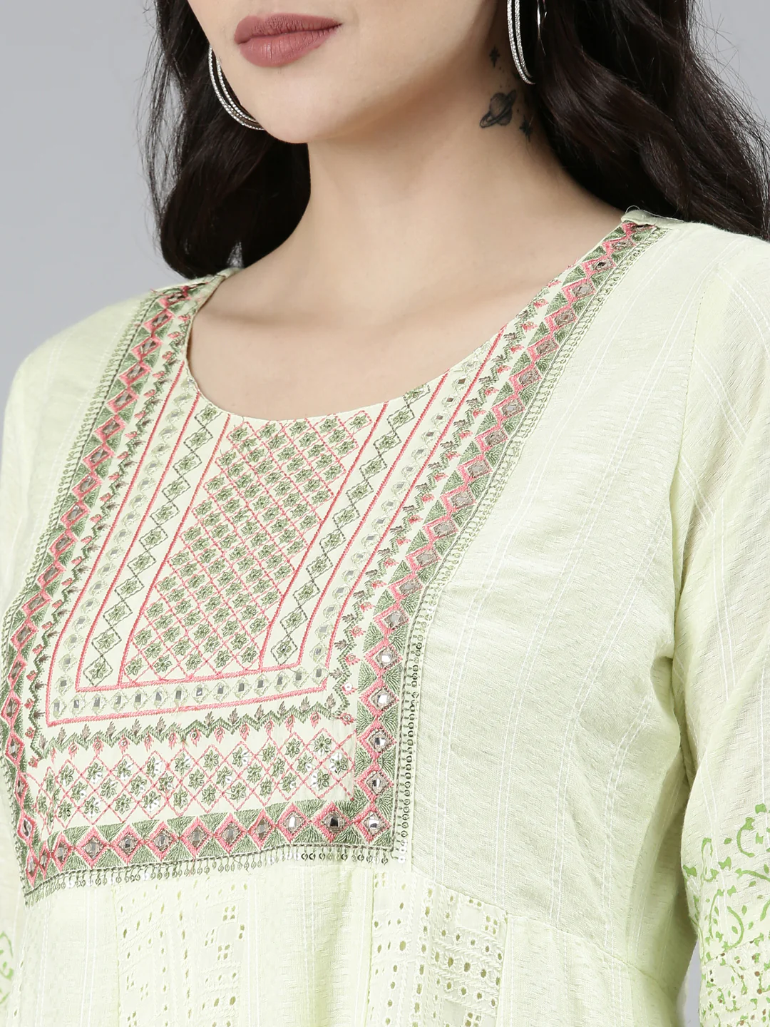 Neerus Green Regular Straight Floral Kurta Sets And Trousers With Dupatta - Image 4