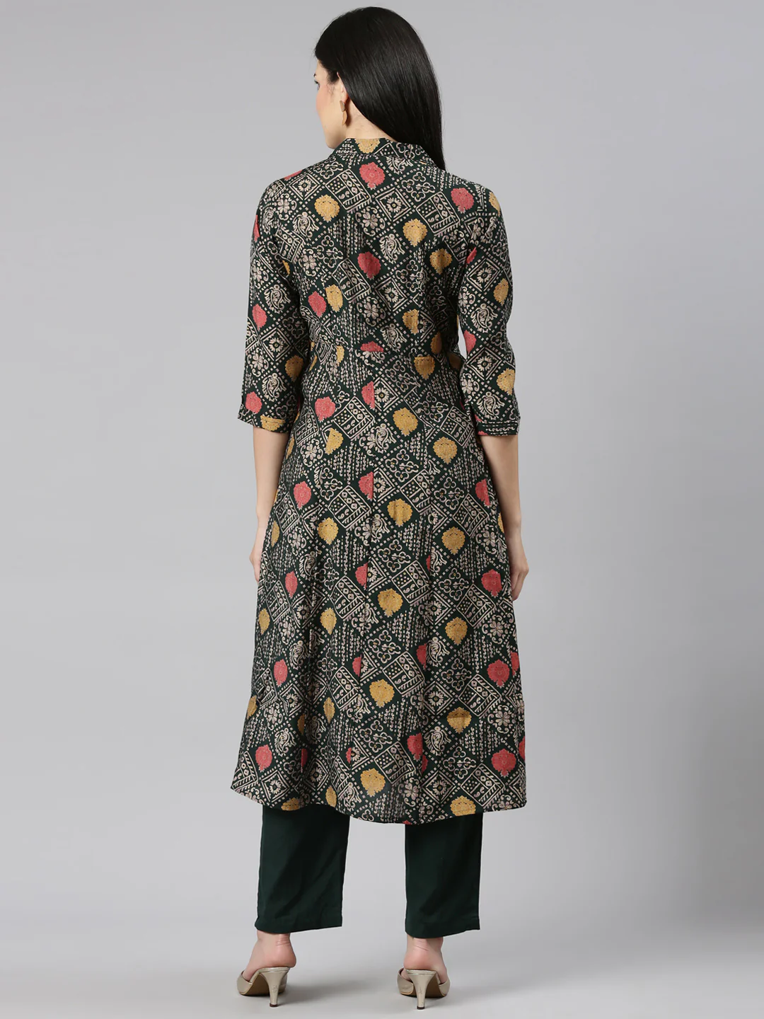 Neerus Green Regular Straight Printed Kurta And Trousers - Image 3