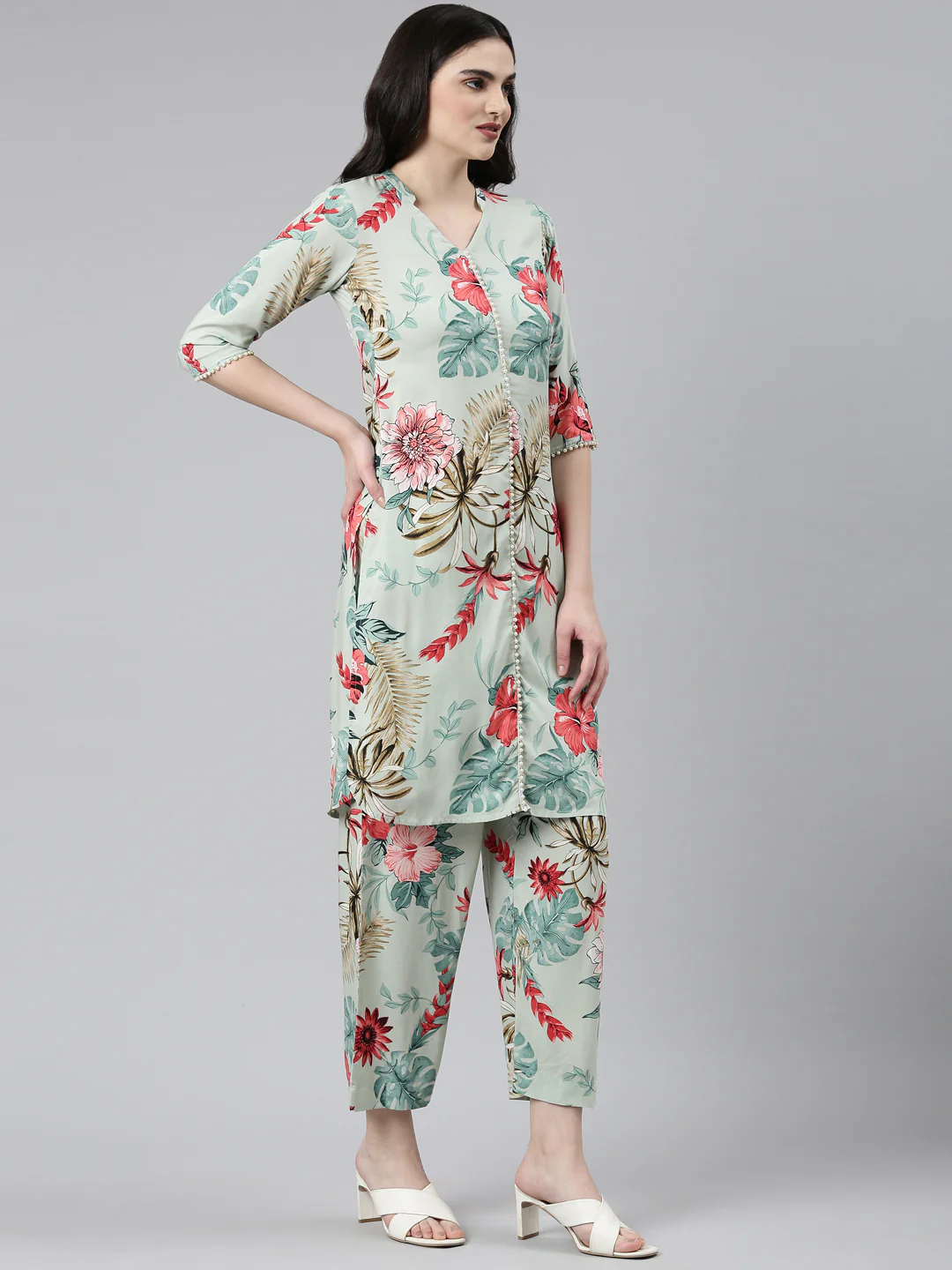 Neerus Green Regular Straight Printed Kurta And Trousers - Image 2