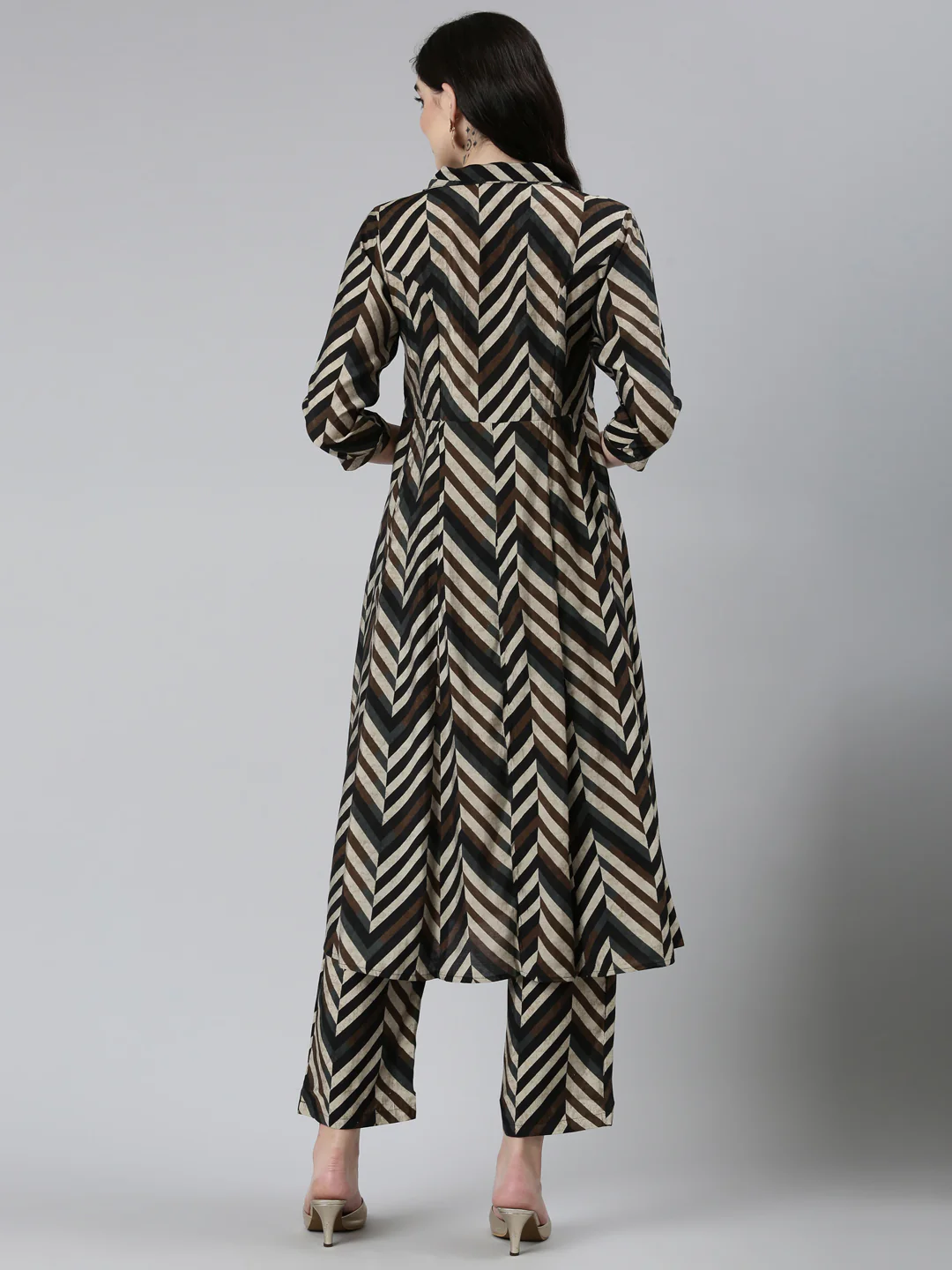 Neerus Grey Regular Straight Chevron Kurta Sets And Trousers - Image 3
