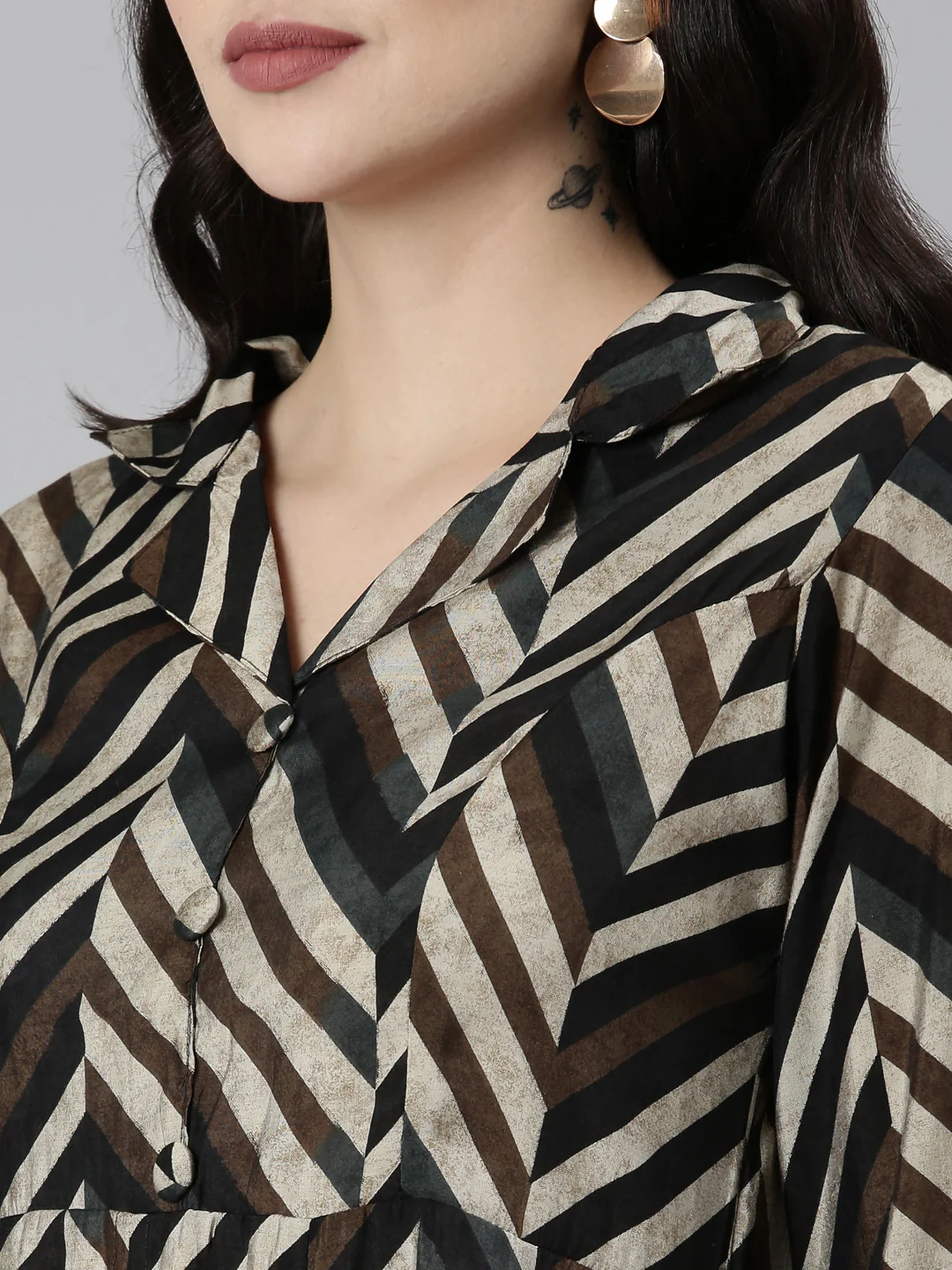 Neerus Grey Regular Straight Chevron Kurta Sets And Trousers - Image 4