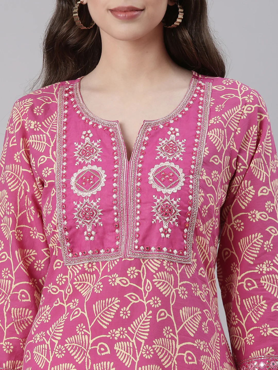 Neerus Magenta Printed Straight Kurta and Trousers - Image 4