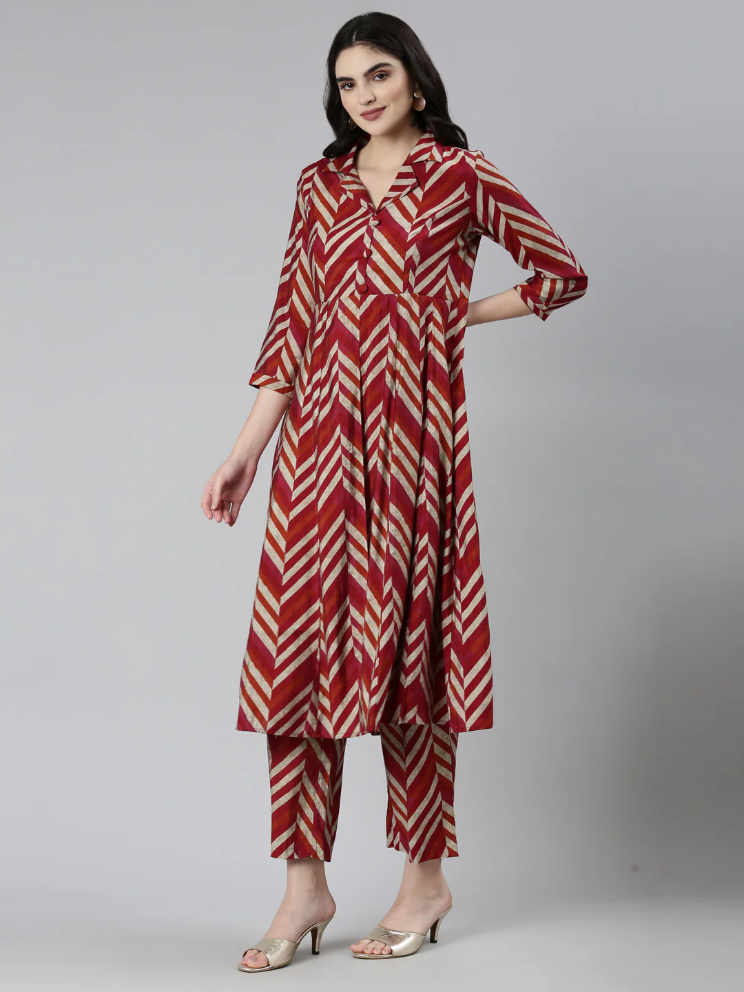 Neerus Maroon Regular Straight Chevron Kurta Sets And Trousers - Image 2