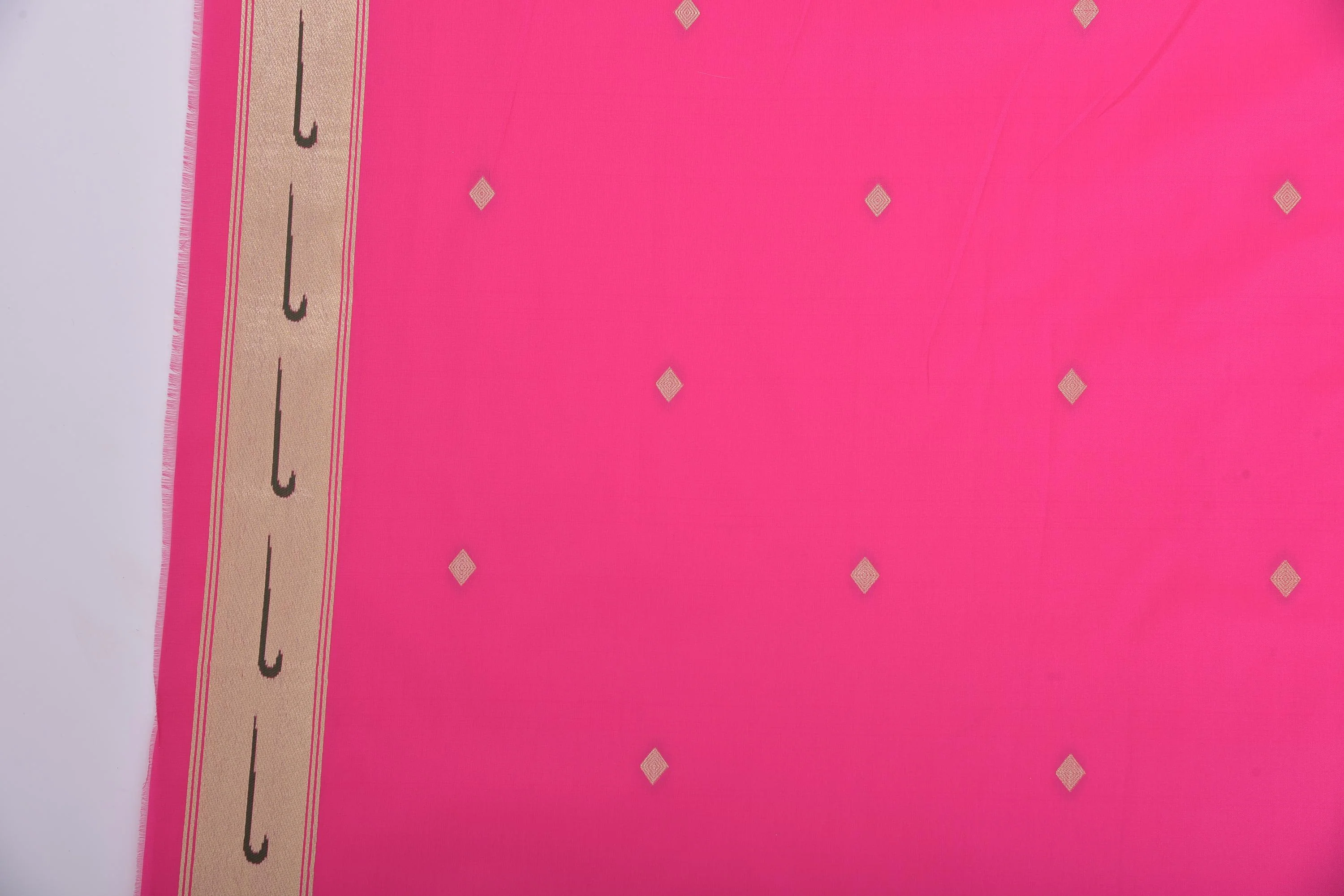 Neerus Pink Printed Saree With Blouse - Image 3