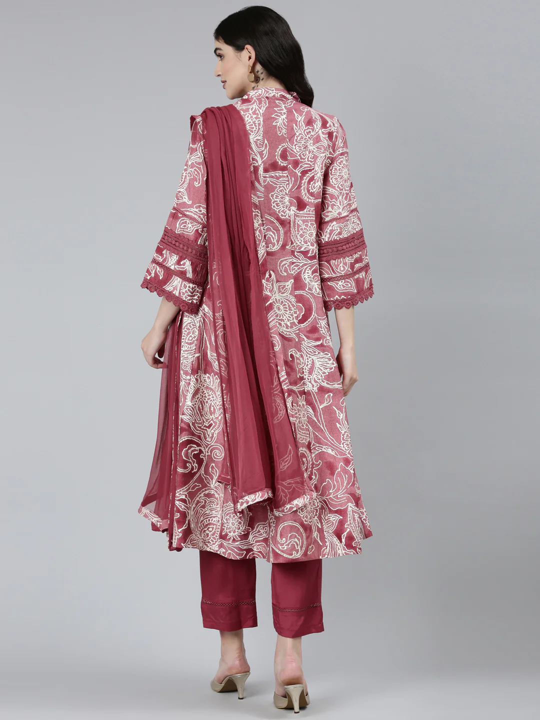 Neerus Purple Regular Straight Floral Kurta Sets And Trousers With Dupatta - Image 3