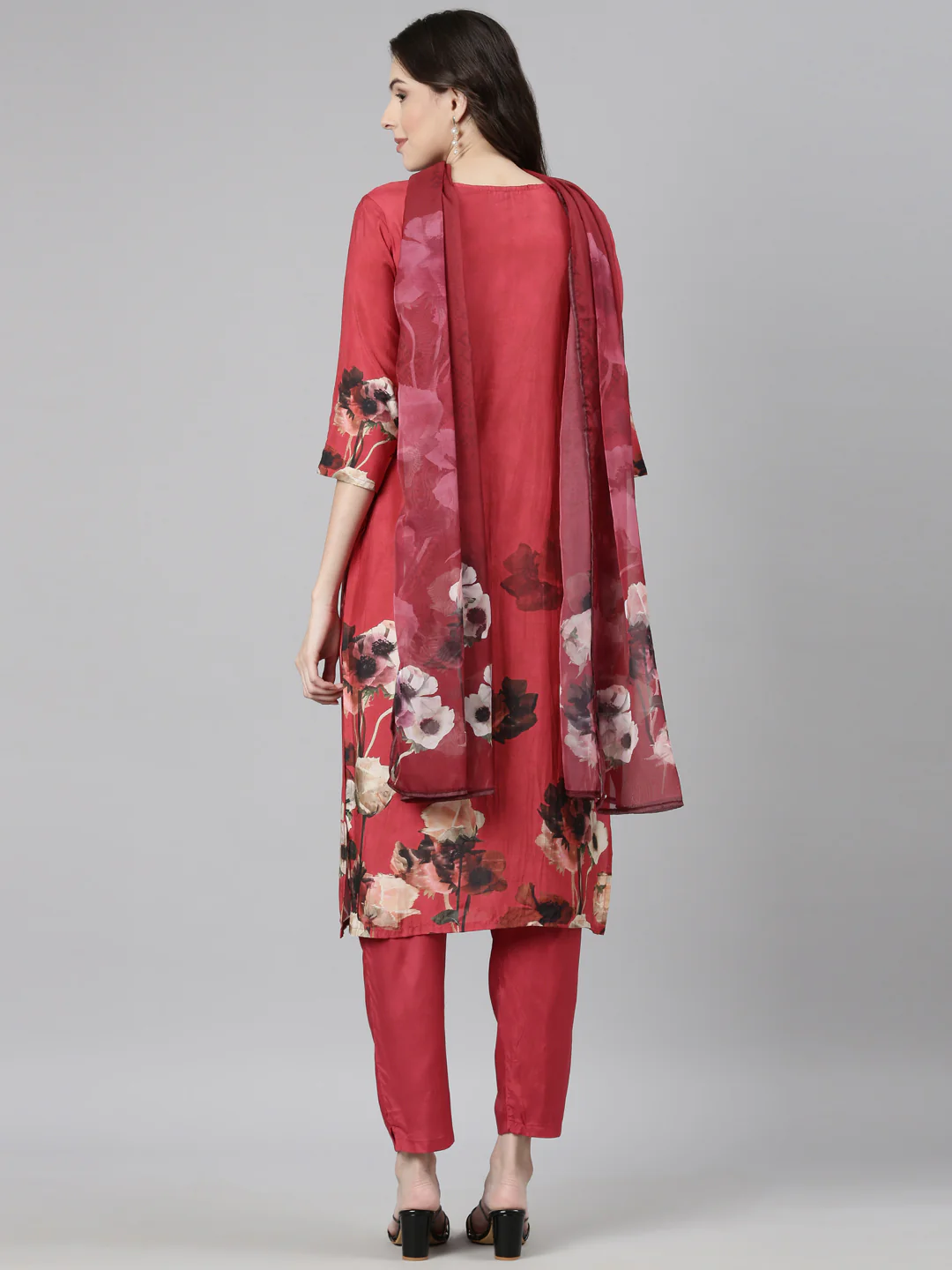 Neerus Red Casual Floral Straight Kurta and Trousers With Dupatta - Image 4