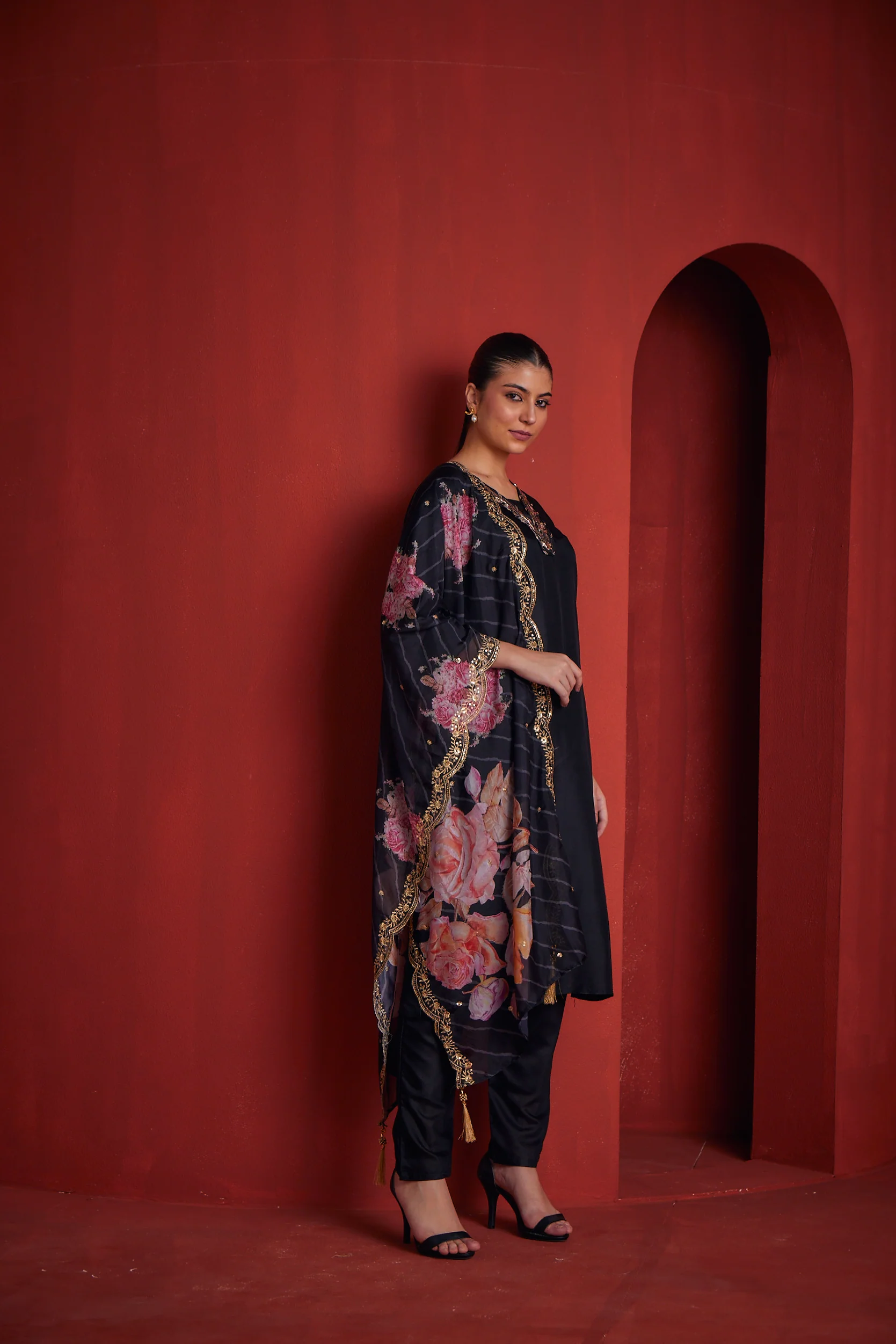 Neerus Women'S Black Regular Straight Solid Kurta Sets And Trousers With Floral Dupatta - Image 2