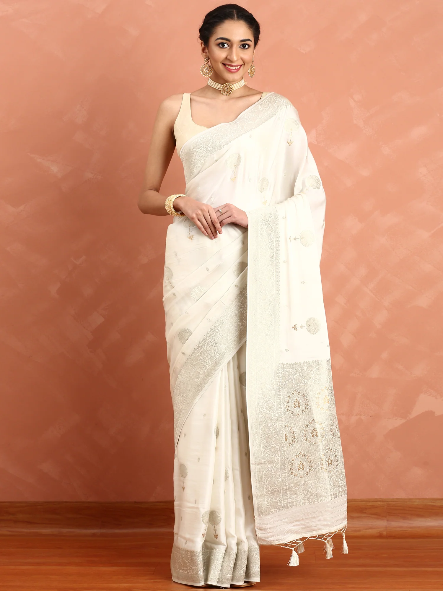 White Banaras silk saree with zari motifs and border - Image 2