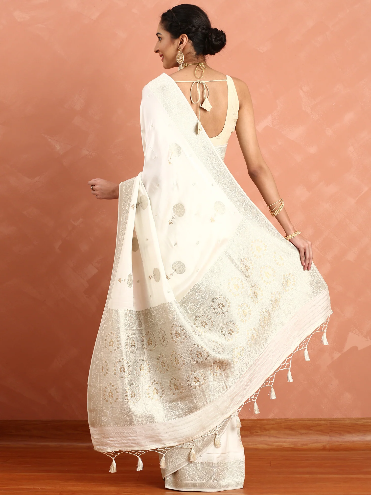 White Banaras silk saree with zari motifs and border - Image 3
